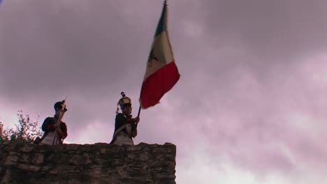 Ein-Soldat-Schwenkt-Die-Flagge-Mexikos-Bei-Einer-Nachstellung-Der-Schlacht-Von-Alamo