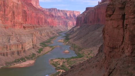 Eine-Wunderschöne-Aufnahme-Des-Grand-Canyon-Zur-Magischen-Stunde
