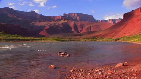 Der-Colorado-River-Fließt-Durch-Einen-Wunderschönen-Abschnitt-Des-Grand-Canyon-2