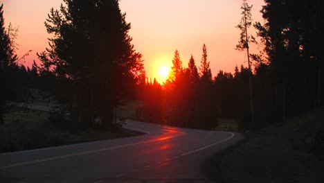 Sonnenaufgang-über-Einer-Straße-Mit-Einem-Vorbeifahrenden-Subaru