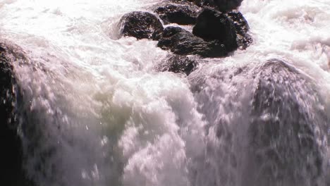 Ein-Mittelgroßer-Wasserfall-Fließt