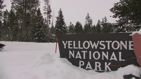 La-Entrada-Al-Parque-Nacional-De-Yellowstone-En-Invierno-Con-Motos-De-Nieve-Pasando