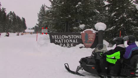 Motos-De-Nieve-Entran-En-El-Parque-Nacional-De-Yellowstone