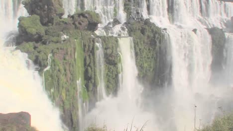 Una-Inclinación-Hacia-Abajo-De-Las-Cataratas-Del-Iguazú-Que-Fluyen-En-La-Frontera-Entre-Brasil-Y-Argentina