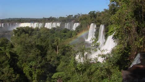 Las-Cataratas-Del-Iguazú-Salen-De-La-Jungla-Con-Un-Arco-Iris-En-Primer-Plano