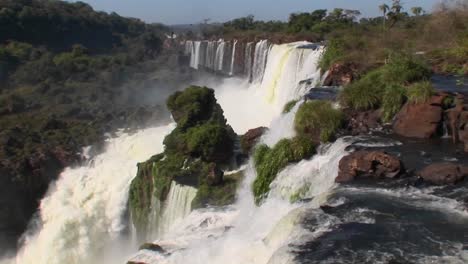 Iguacu-Wasserfälle-Fließen-Aus-Dem-Dschungel-Mit-Einem-Regenbogen-Vordergrund-1