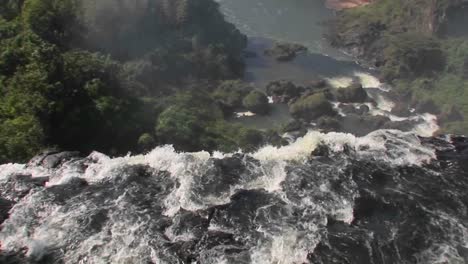 Eine-Bewegende-Perspektive-über-Den-Rand-Eines-Wasserfalls-Iguacu-Fällt-1-Falls