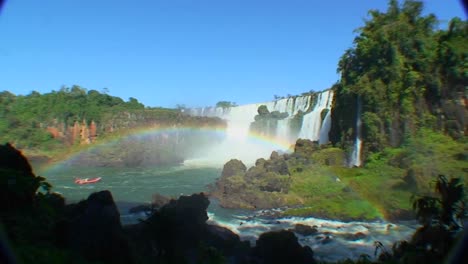 Argentinien-Iguazu-Fällt-Weitwinkel-Mit-Regenbogen-Und-Boot