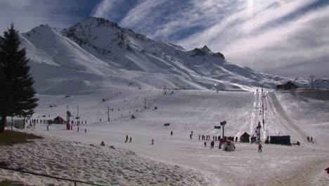 La-Gente-Se-Está-Preparando-Para-Esquiar-En-Una-Estación-De-Montaña.