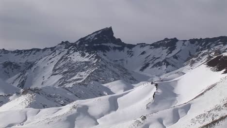 Un-Pico-Cubierto-De-Nieve-En-Una-Tarde-Brillante