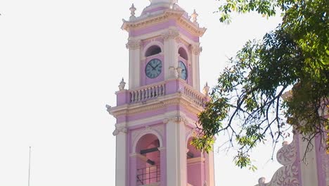 Una-Torre-De-Reloj-Rosa-Muestra-La-Hora