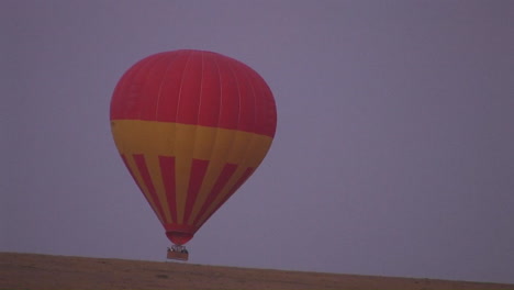 Un-Globo-De-Aire-Caliente-Se-Eleva-Del-Suelo