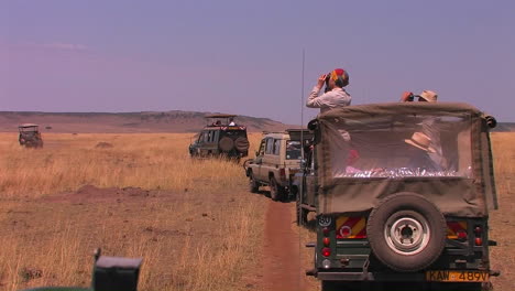 Vier-Geländewagen-Auf-Einer-Safari-In-Der-Wüste