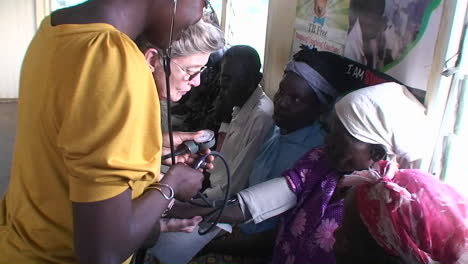 Eine-ältere-Afrikanerin-Lässt-Ihren-Blutdruck-Messen