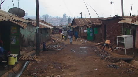 La-Gente-Camina-Por-Una-Calle-Sucia-En-Un-Barrio-De-Chabolas