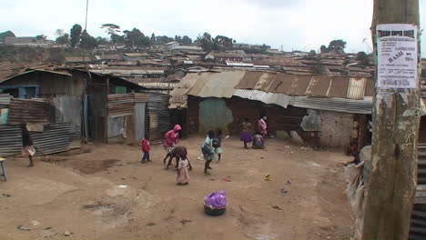 Eine-Gruppe-Von-Kindern-Spielt-Vor-Behelfsmäßigen-Häusern-In-Einem-Kleinen-Dorf