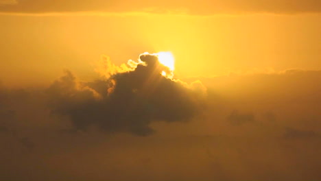 Eine-Vorbeiziehende-Wolke-Verdunkelt-Teilweise-Die-Helle-Sonne