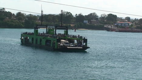 Un-Ferry-Transporta-Personas-Y-Vehículos-A-Través-De-Una-Masa-De-Agua