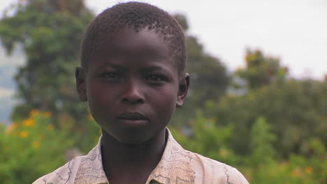 Ein-Junger-Afrikanischer-Junge-Mit-Einem-Ernsten-Gesichtsausdruck