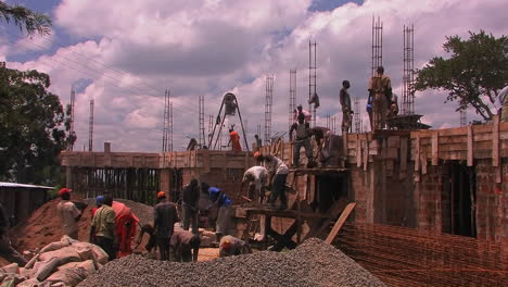 Construcción-workers-building-a-house