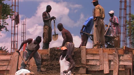 Arbeiter-Auf-Einer-Baustelle-In-Afrika