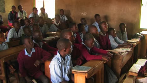 Classroom-full-of-niños-in-Africa