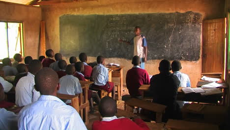 Niños-learning-in-a-classroom-in-Africa