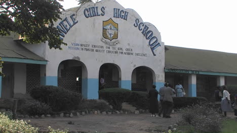 Leute-Gehen-An-Einer-Highschool-In-Afrika-Vorbei