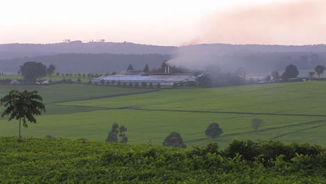 Rauchwolken-Aus-Einem-Gebäude-Auf-Einem-Bauernhof