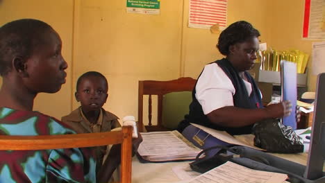 Eine-Frau-Gibt-Kindern-In-Afrika-Tabletten