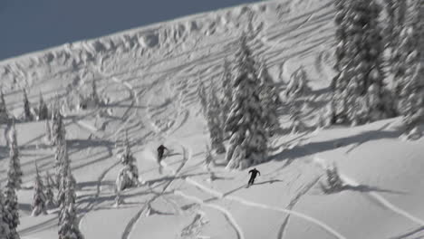 Un-Esquiador-Esquiando-A-Través-De-La-Nieve-Profunda-En-El-Campo