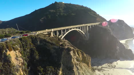 Eine-Schöne-Antenne-Der-Bixy-Brücke-Entlang-Des-Highway-One-An-Der-Küste-Kaliforniens