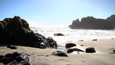 Wellen-Rollen-An-Einem-Sonnigen-Tag-Entlang-Der-Kalifornischen-Küste-Ans-Ufer-2