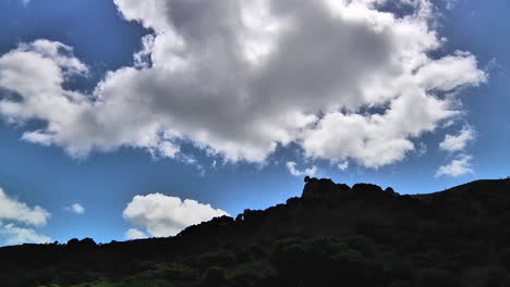 Zeitraffer-Von-Wolken,-Die-über-Einen-Grünen-Berghang-Ziehen