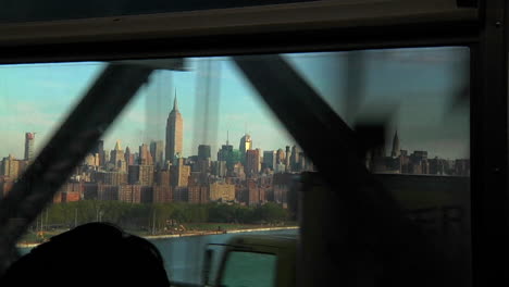 Blick-Auf-Die-Skyline-Von-New-York-Von-Einem-Passagier,-Der-Die-Stadt-über-Eine-Brücke-Betritt