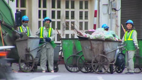 Garbage-collectors-clean-up-the-streets-in-Vietnam