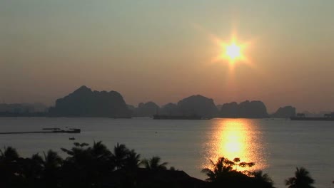 Ein-Wunderschöner-Sonnenuntergang-über-Dem-Mekong-In-Vietnam