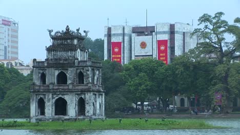 Un-Templo-En-Una-Isla-En-El-Centro-De-Hanoi-Vietnam