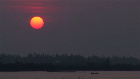 Ein-Sonnenuntergang-über-Dem-Mekong-In-Vietnam