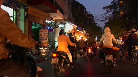 Blickwinkelaufnahme-Mit-Dem-Motorrad-Durch-Eine-Vietnamesische-Stadt
