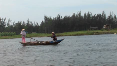 A-Vietnamese-fisherman-casts-his-net-into-a-río