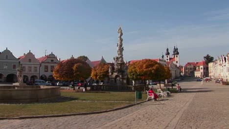 Una-Plaza-Central-En-Una-Pintoresca-Ciudad-De-La-República-Checa