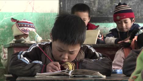 Los-Niños-Practican-La-Escritura-En-Un-Aula-Rural-En-China-3
