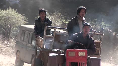 Los-Hombres-Conducen-Un-Tractor-Primitivo-A-Través-De-Un-Paisaje-Rural-En-China