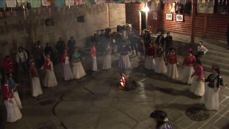 Las-Mujeres-Nativas-Realizan-Una-Danza-Ceremonial-En-Esta-Toma-De-China-Continental