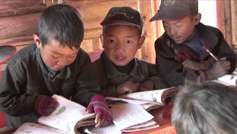 Chinesische-Kinder-Lernen-Hart-An-Einer-Ländlichen-Schule