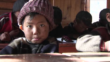 Chinese-niños-study-hard-at-a-rural-school-1