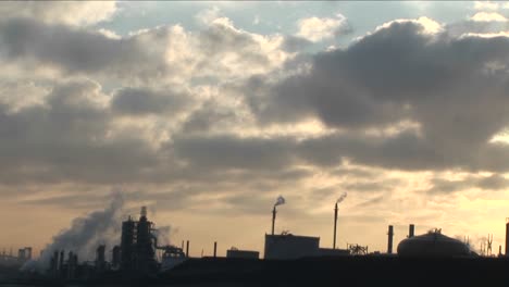 Eine-Petrochemische-Fabrik-Oder-Eine-Ölraffinerie-Bei-Bewölktem-Himmel