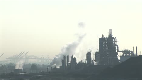 Rauch-Steigt-Aus-Einer-Petrochemischen-Fabrik-Oder-Ölraffinerie-Unter-Bewölktem-Himmel-Auf