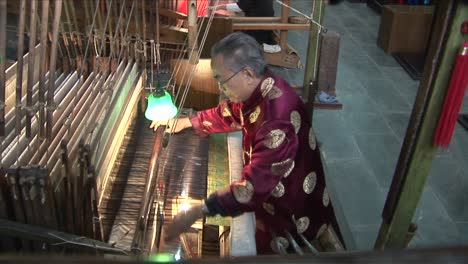 Ein-Mann-Arbeitet-In-Einer-Chinesischen-Textilfabrik